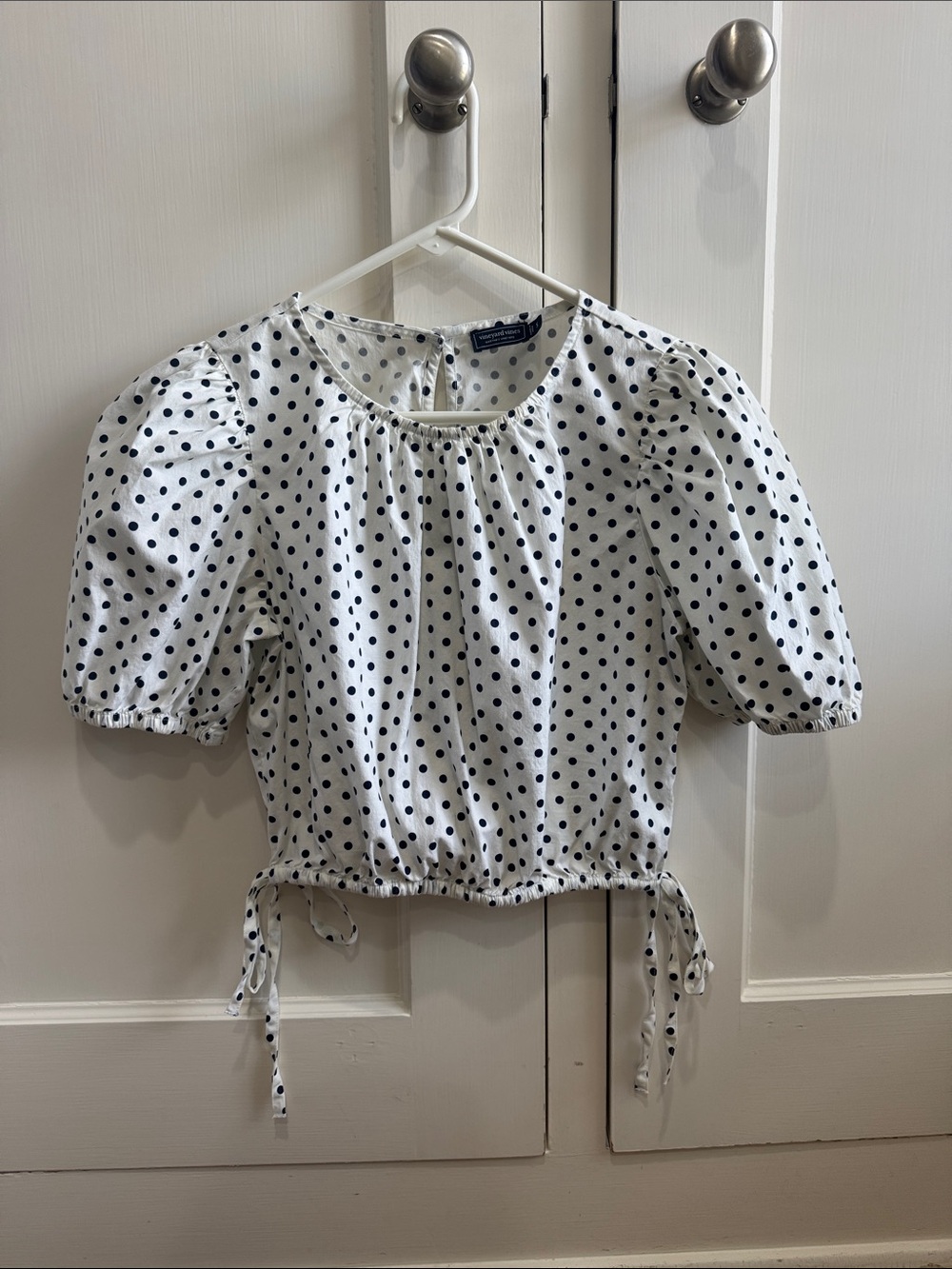Vineyard Vines White and Navy Polka Dot Puff Sleeve Crop Top